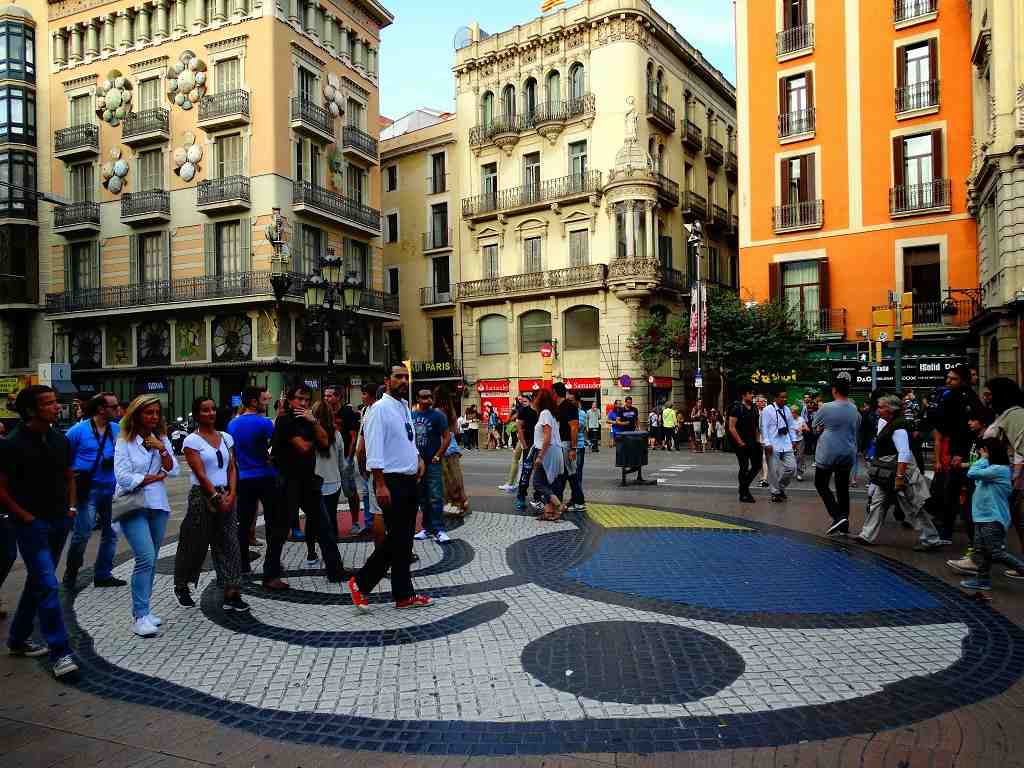 Barcelona Las Ramblas Caddesi, joan miro, şemsiyeli ev