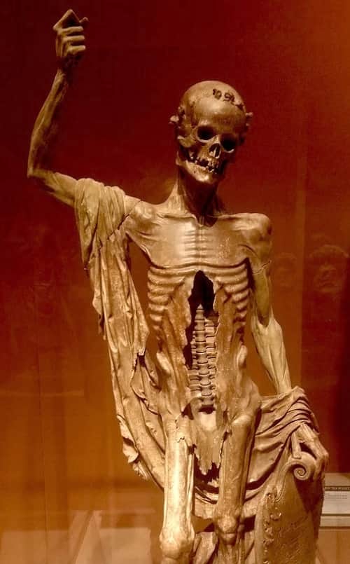 escultura de muerte en museo del louvre