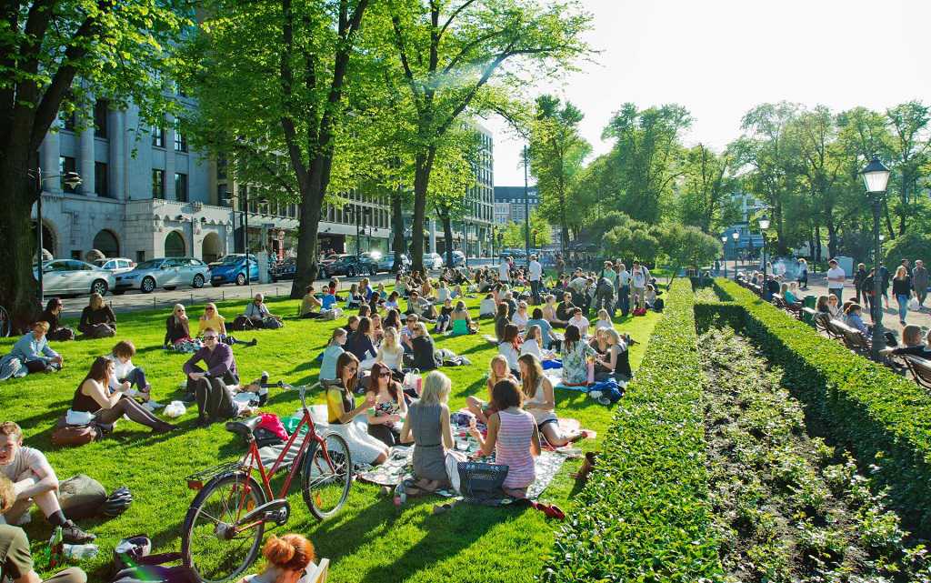 Yaz Aylarında Esplenadi Parkı / Bulvarı Helsinki Esplenadi Caddesi ve Parkı