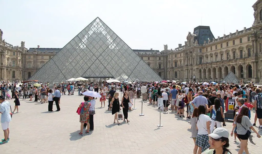 Louvre Müzesi'nin açılış kapanış saatleri ve günleri