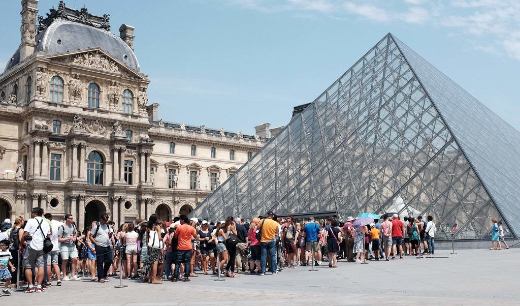 Jak zarezerwować i kupić bilety szybkiego wstępu w Paryżu do Luwru, Muzeum, Wieży Eiffla, Pałacu Wersalskiego i wycieczki statkiem po Sekwanie