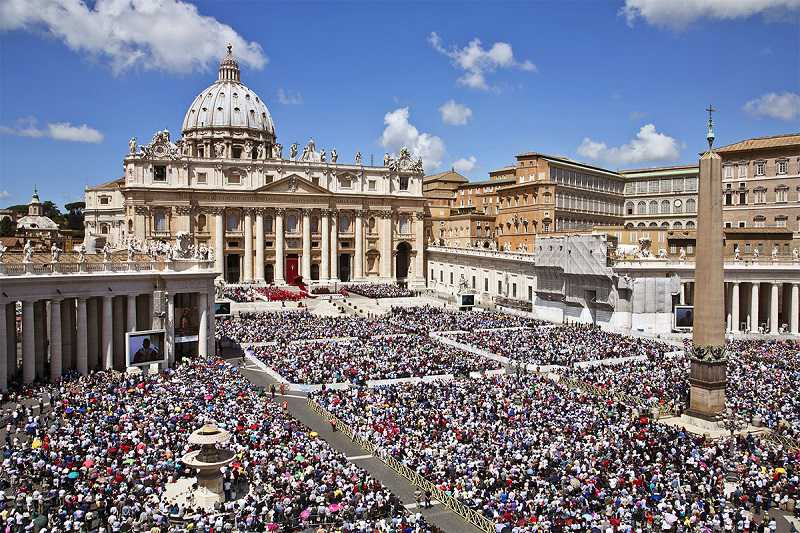 Petersdom und Petersplatz in der Vatikanstadt