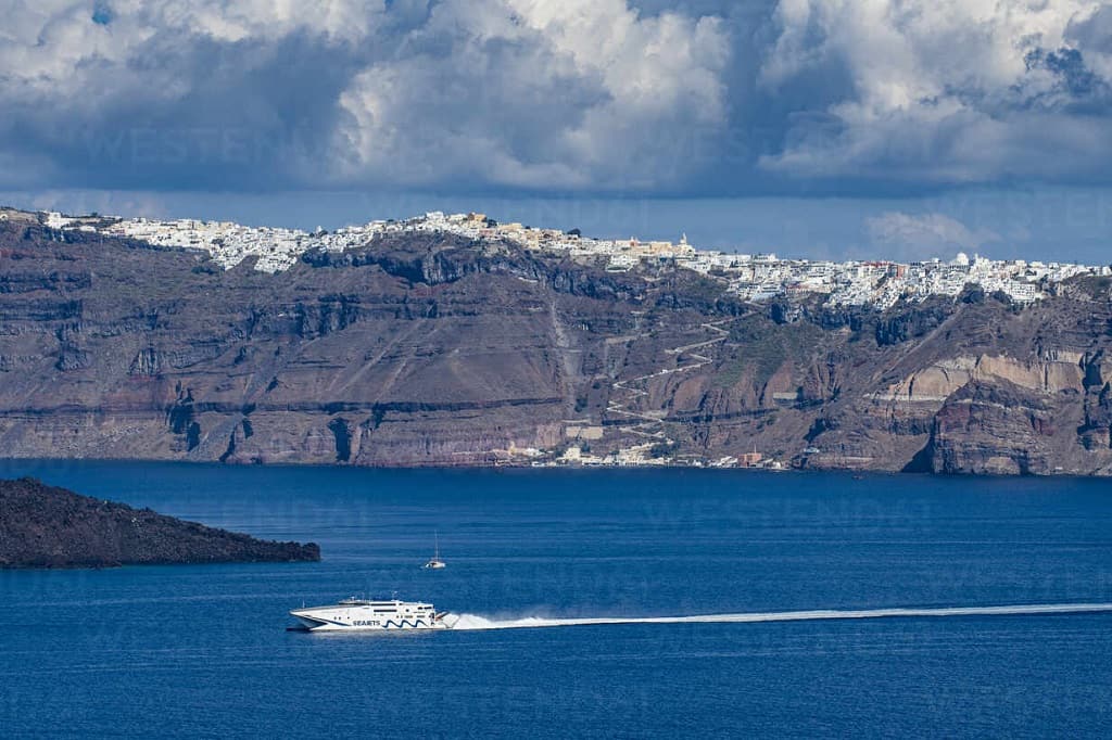 Santorini'ye feribotla nasıl gidilir?