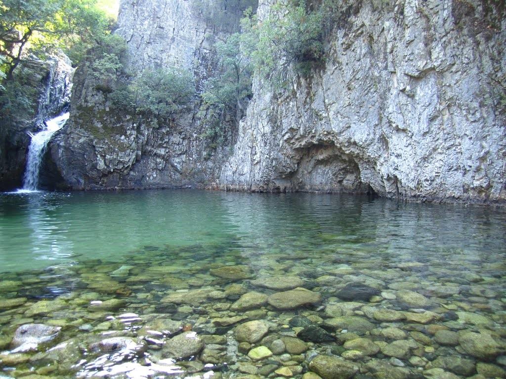 semadirek Adası şelale