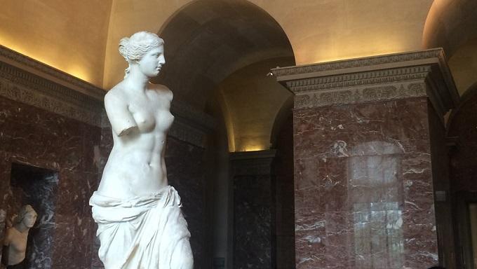 famous greek sculptures in louvre museum